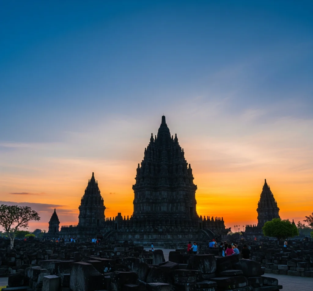 Gambar Utama Pemandangan indah Candi Prambanan saat matahari terbenam dengan langit cerah, melambangkan waktu terbaik untuk berkunjung.