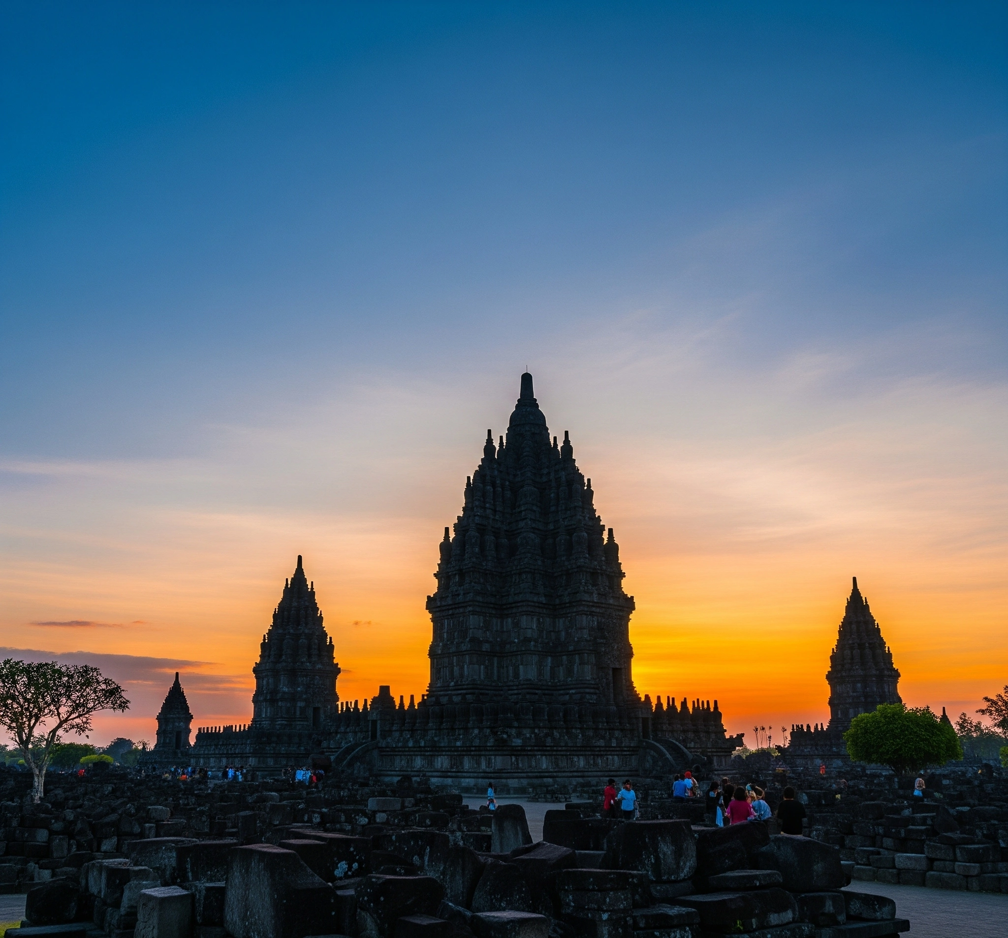 Gambar Utama Pemandangan indah Candi Prambanan saat matahari terbenam dengan langit cerah, melambangkan waktu terbaik untuk berkunjung.