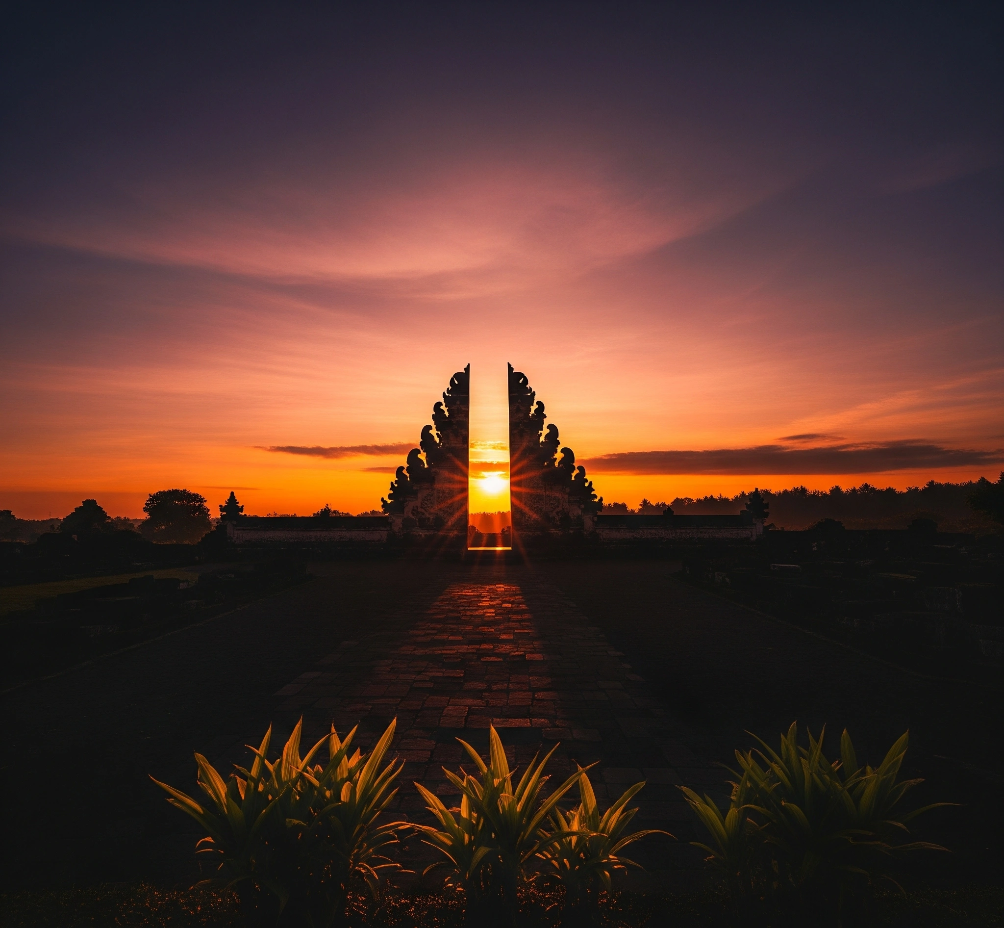 Pemandangan sunset romantis di Ratu Boko dengan siluet gerbang kuno